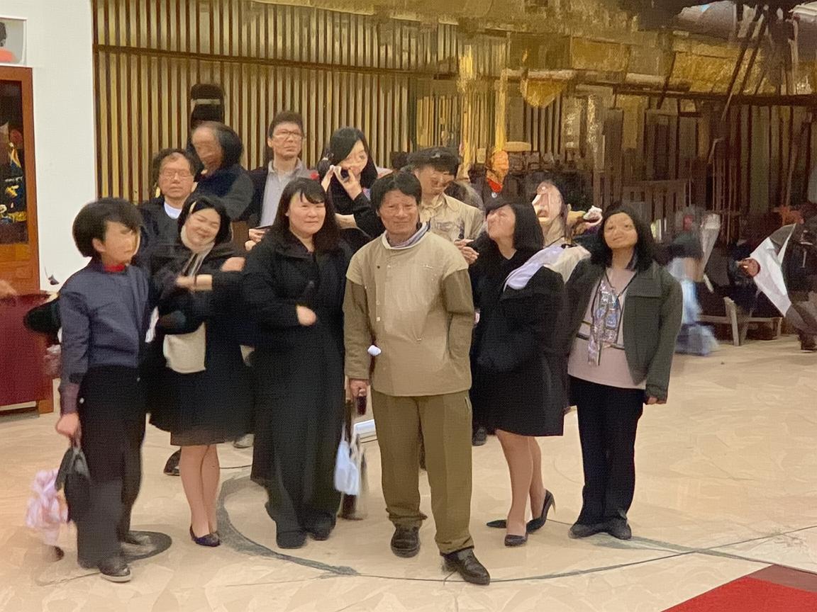 白城设计中的色彩与光影，如何营造宁静而富有活力的城市氛围？